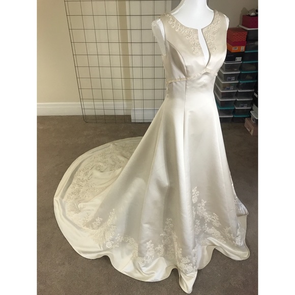 ALFRED ANGELO Wedding Dress - Picture 2 of 8